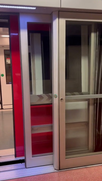 train-station-to-barcelona-airport-l9-zona-univesitaria-barcelona