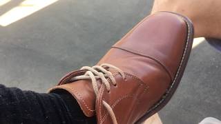 Cirage de chaussures sur des chaussures marron élégantes