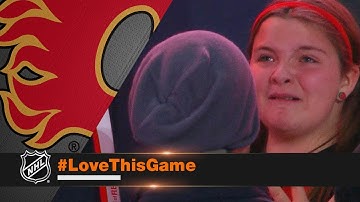 Young girl brought to tears when Jaromír Jágr gives souvenir