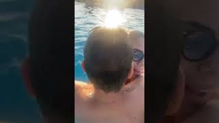 Mina Vrbaški Sa Bratom Na Bazenu