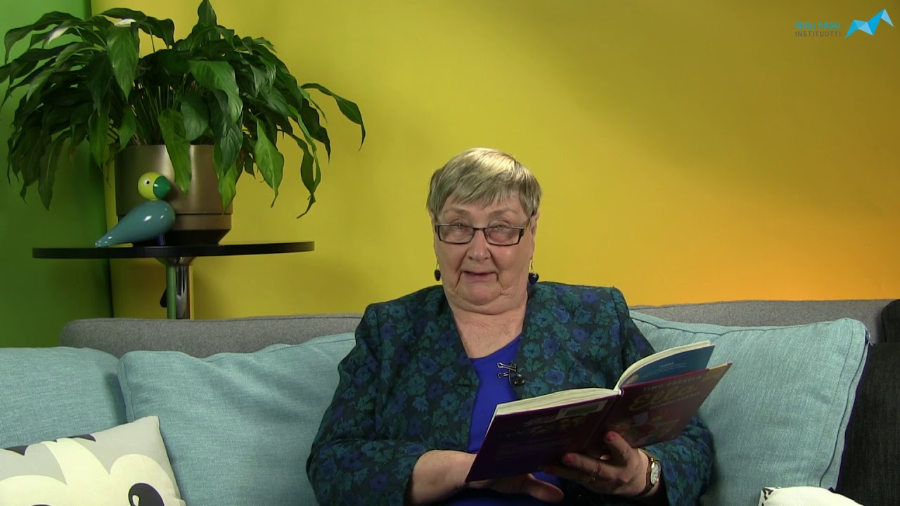 Leena - mummi lukee Timo Parvelan kirjan Ella teatterissa