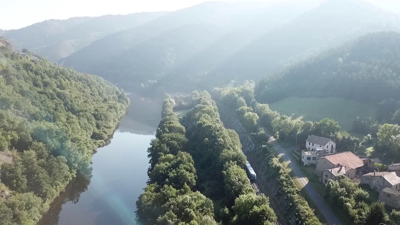 Gorges Sauvages de l'Allier : Pont d'Alleyras (Alleyras)(Haute Loire) et le train Cévenol
