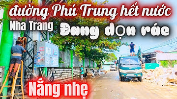 Nắng nhẹ đầu giờ chiều | Đường Phú Trung đã hết nước , đang dọn rác sau lũ 