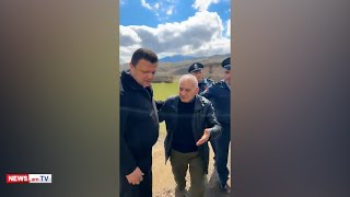 Thumbnail for Ինչպես են ոստիկանները ձերբակալում Ոսկեպար մեկնող Մարտական եղբայրության անդամին