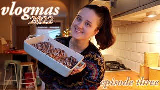 VLOGMAS // a cosy sunday of baking