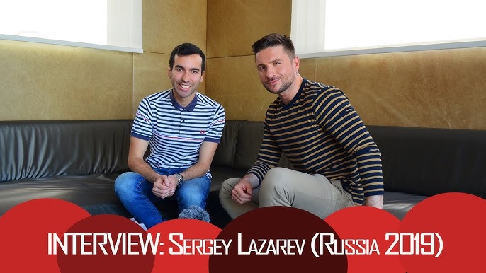 Keksa odamlarning ogziga suyuqlik tushadi Yalangoch poezd konduktorining onlayn videosi