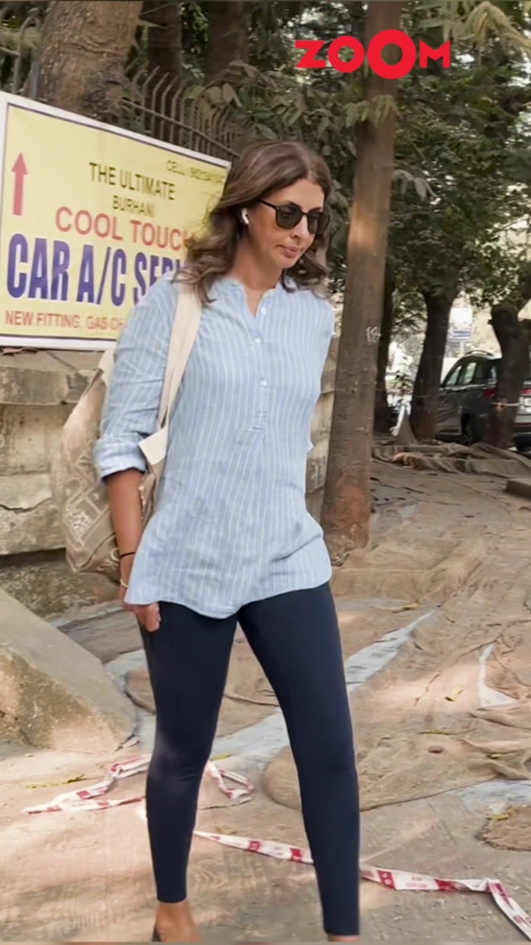 Big B's daughter Shweta Bachchan Nanda RUSHES inside her car as spotted in the city ? #shorts