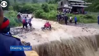 RAW: Penyelamatan air banjir yang dramatis terekam dalam video