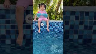 LNS - Người mẹ ích kỷ và đứa con tội nghiệp ở hồ bơi || Poor daughter at the pool #shorts