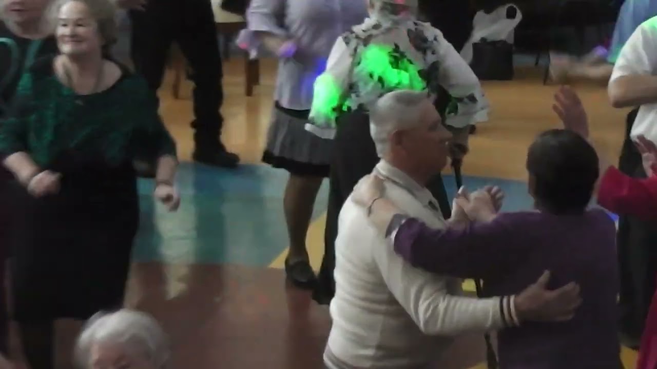 А я несу тебе цветы.