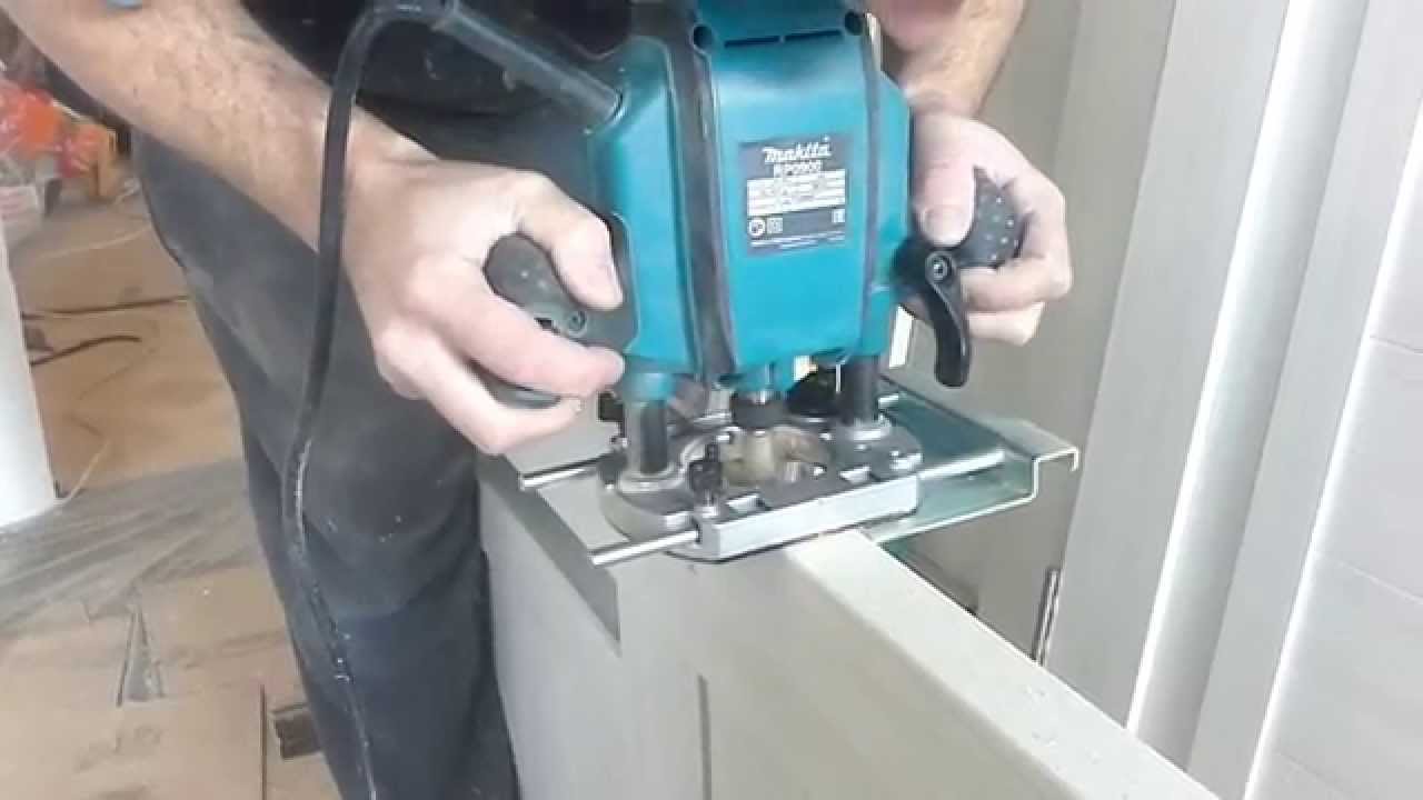 Установка магнитного замка в дверное полотно - YouTube