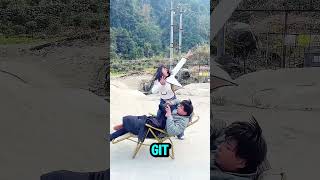 Ünlü Olduğunu Zanneti Ve Her Yeri Dağıttı