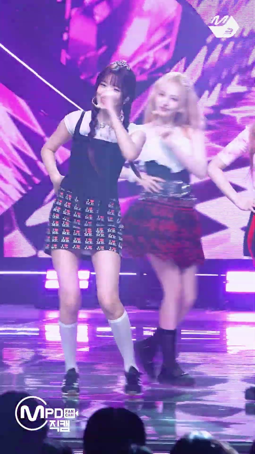 데뷔 초 모습이 보이는 애티튜드 안유진