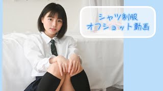 女性カメラマンと一緒にシャツ制服の撮影してる動画