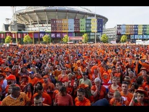 Sfeerclip: Supporters zwaaien Oranje uit