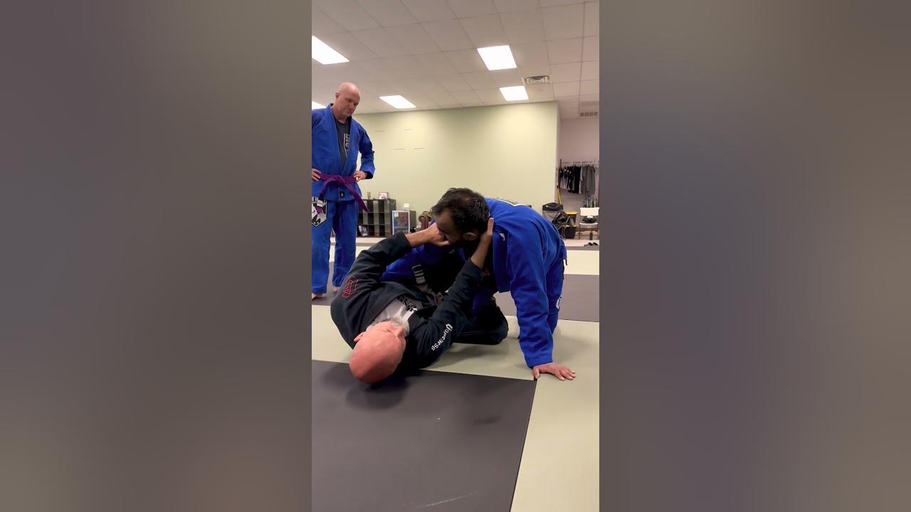 Baseball Choke Bottom Half Guard bjj jiujitsu brazilianjiujitsu 