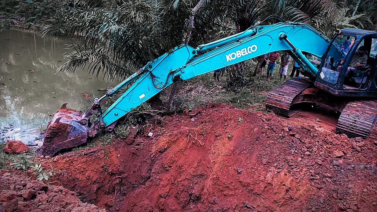 Full proses penjebolan bendungan sungai dengan alat berat excavator