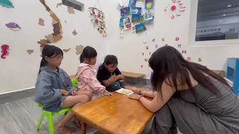 Tiếng Anh Phan Thiết: Hanna, Tracy and Rosy practice reading a book called" In The Evening"