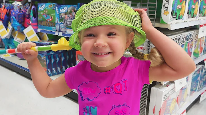 Diana with Mommy doing shopping in a toy store Fun...