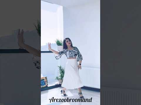 رقص ایرانی با آهنگ مرد رویایی از هلن برای دیدن آموزش ها پلی لیست مربوط به همین اهنگ رو ببینید