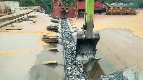 Barge unloading 4900 tons of crushed phosphate rock - Part 1 long video - Excavator working on barge