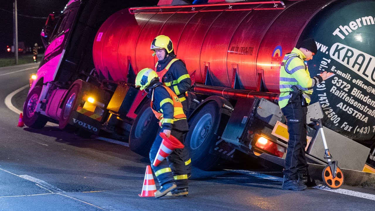 27.3.2023 V Ropici sjel z vozovky kamion s čokoládou, hasiči ho zajistili proti převrácení | HZS MSK