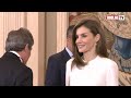 La reina letizia no le tiene ningn tipo de temor a los cambios de look  hola tv