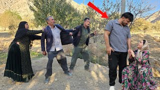 Uzun Bir Sessizlikten Sonra Üvey Anne, Zainab Ile Kava Tutuşur.