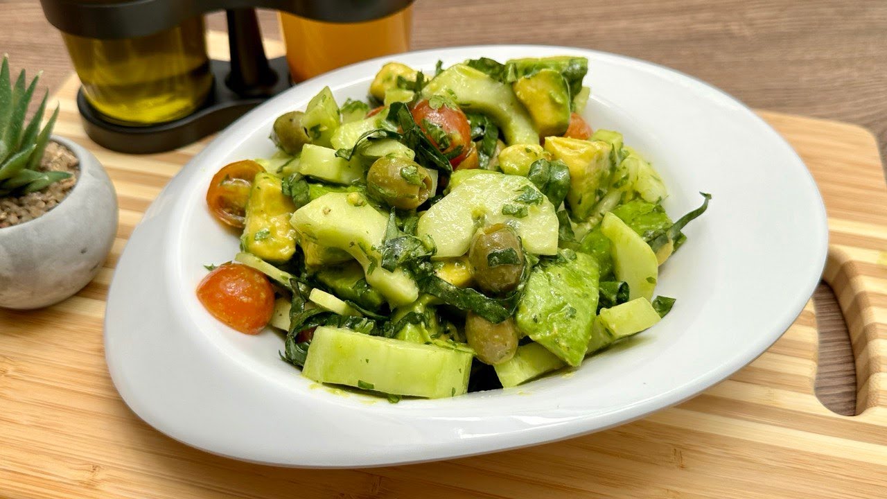 🥬🥑 “Spinach Salad with Cherry Tomatoes and Avocado”