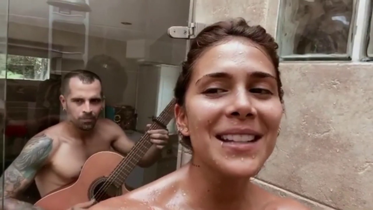 Greeicy & Mike cantan D3SNUD0S en la DUCHA - LOS BESOS acustico.