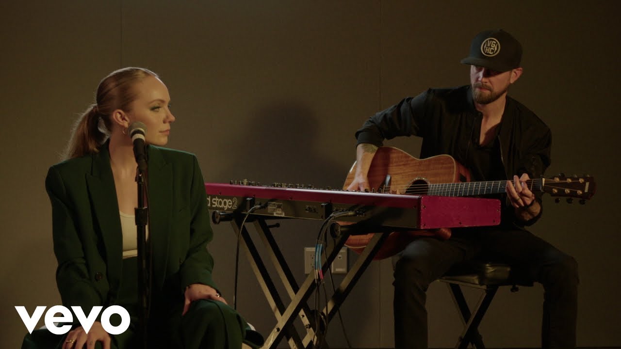 Danielle Bradbery – Red Wine + White Couch (Breakthrough Sessions)