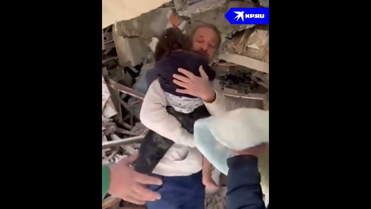 Ребенка достали из под огромных бетонных плит после землетрясения