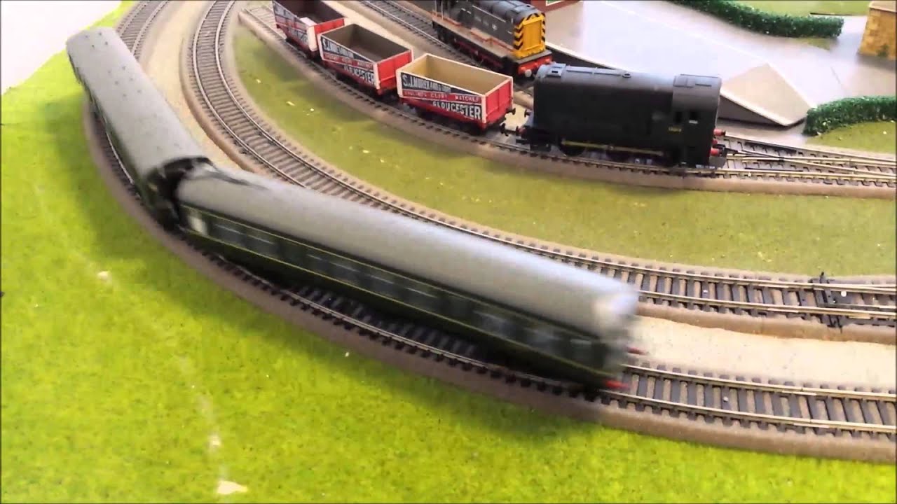 Bachmann 32 900 DCC Ready BR Class 108 DMU 2 Car 108 Green with Speed Whiskers B22103