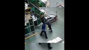 Tình huống nguy hiểm - An toàn khi làm việc với xe nâng và vật nặng