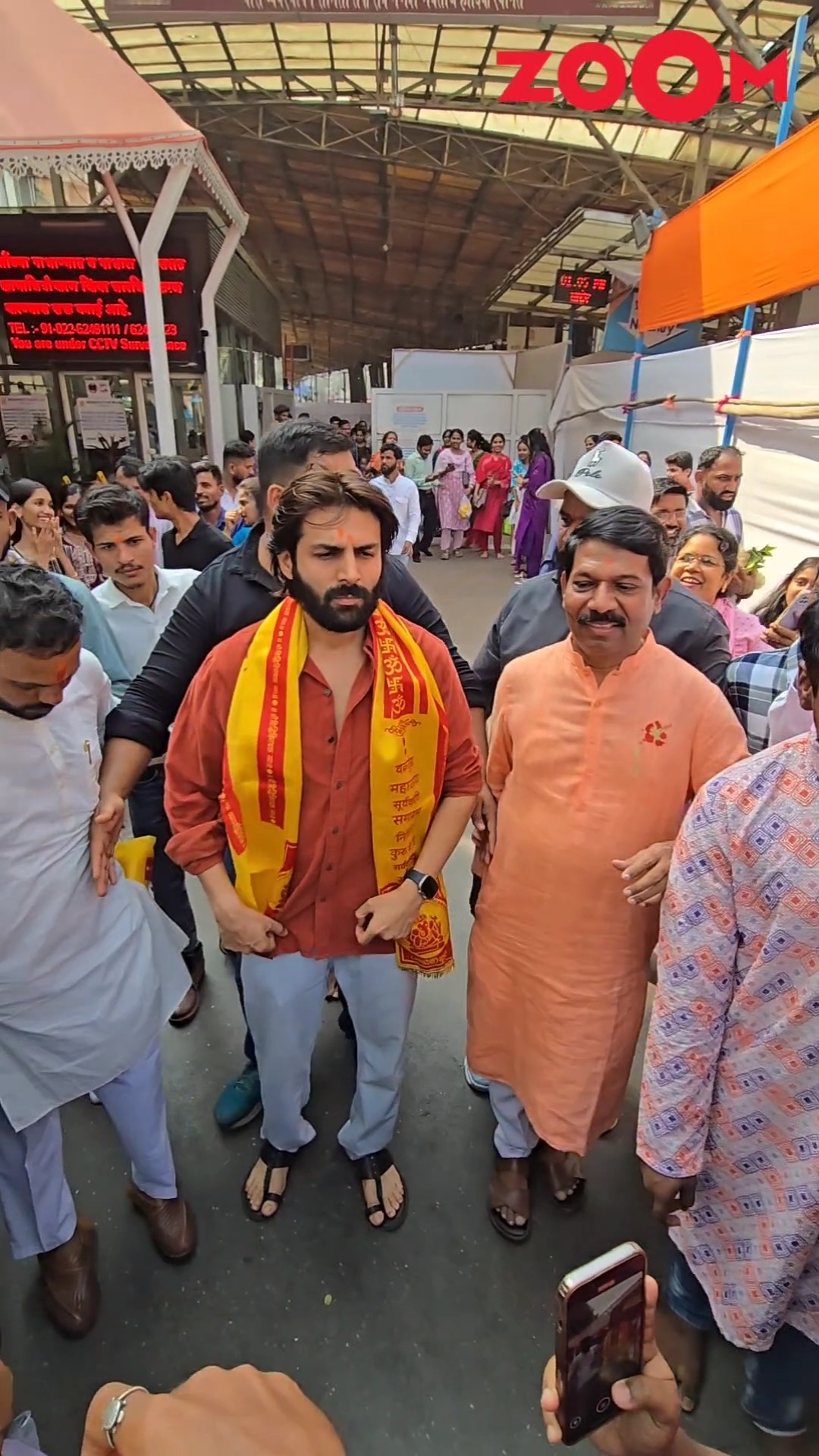 Kartik Aaryan visits Siddhivinayak temple on New Year ? #shorts #kartikaaryan #spotted