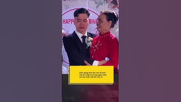 Cảm động hình ảnh chú rể khóc nhè ôm chặt mẹ trong ngày cưới, còn lau nước mũi lên váy vợ