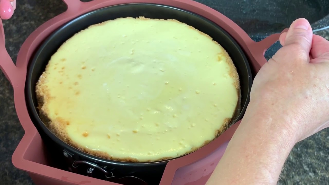 The Perfect Cheesecake Bakeware® Silicone Water Bath Pan Protector 