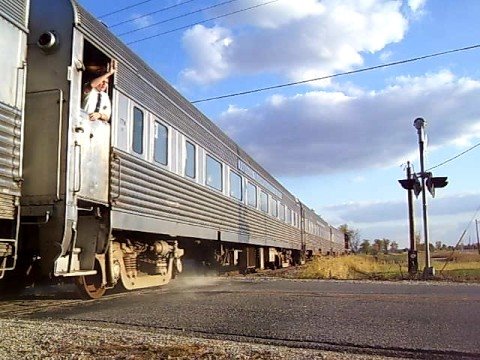 The ITM's ex-MILW F7 leads the Pizza Train over Park Road in Tipton, Indiana. And, as usual, some idiot ignores the signals.