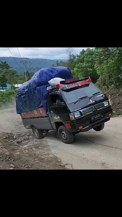 Ban Pecah Akibat Kencang di Tanjakan. #seputarotomotif #mobil #batujomba #tapsel #tanjakan