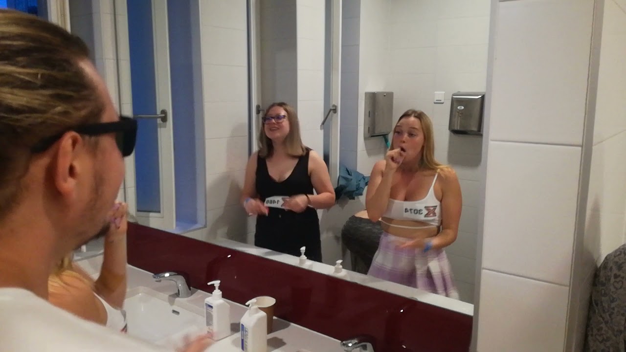 Mardoll (Catherine Dederick) és Tóth Roland éneklés az X-Faktor Tábor férfi vécéjében 3.