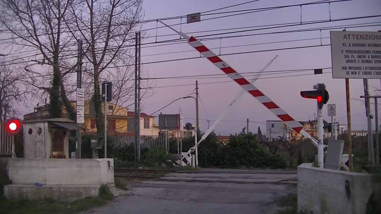 Spoorwegovergang Acerra (I) // Railroad crossing // Passaggio a livello