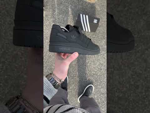 Кроссовки Adidas Forum low, нубук (black), видео 1