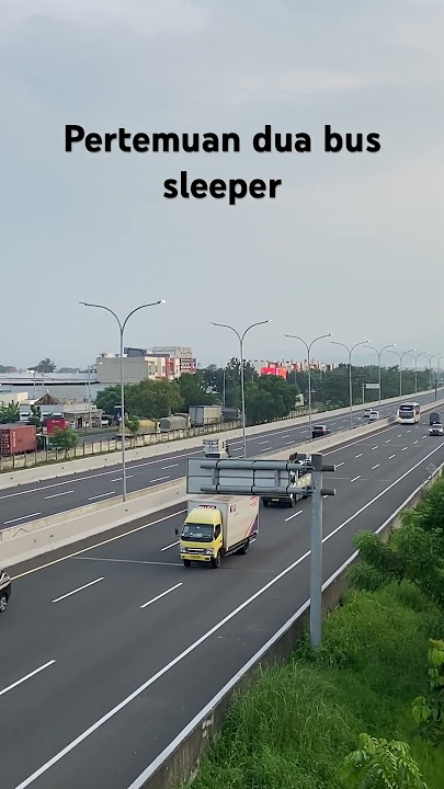 Ketika dua bus sleeper papasan #busmania #buscommunity #telolet #basuri #sleeper