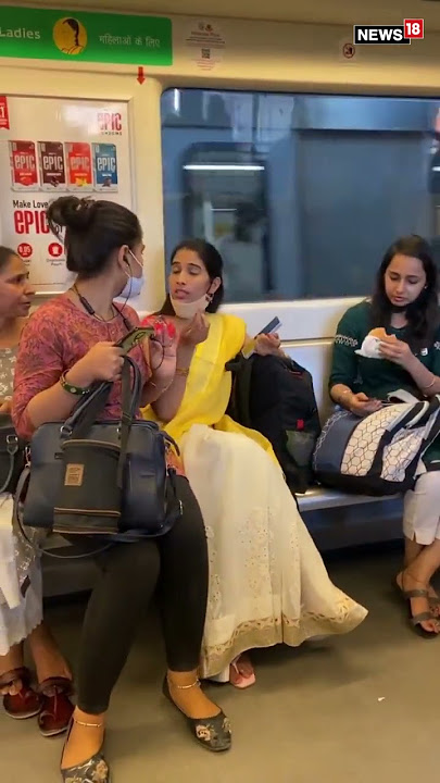 Female Version of 'Bahut Jagah Hai' : Two Women in Delhi Metro Fight Over Seat