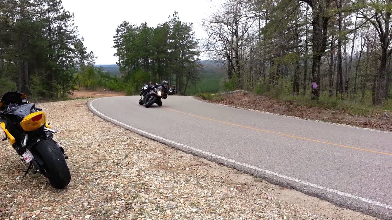 Friends kneedragging