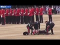 Jose luis colmenter guardia se desmaya durante desfile por el 90 aniversario de la reina isabel