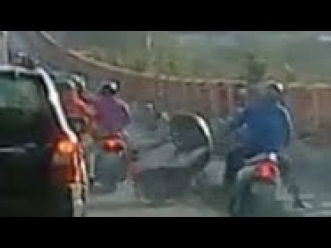 【車禍影片】 gogoro煞車不及發生追撞車禍（2023.01.30 台中市南屯區向上路四段陸橋
