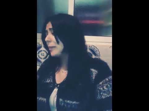 شابة جميلة حزينة تغني أغنية لا لا لا يا أمال 