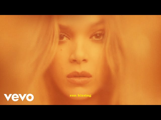 Hailee Steinfeld - SunKissing