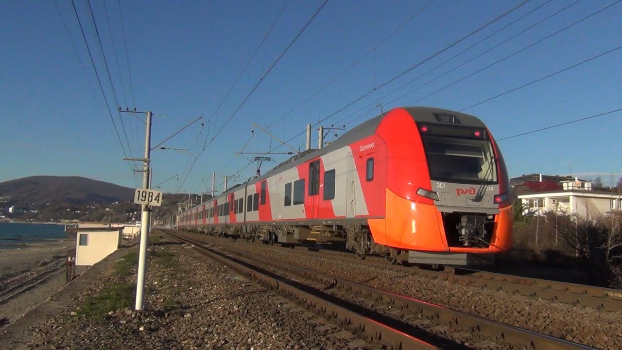 Станция адлер ласточка. Электропоезд ласточка эс1п. Поезд ласточка сочи. Электропоезд эс1 сочи. На перегоне хоста адлер.